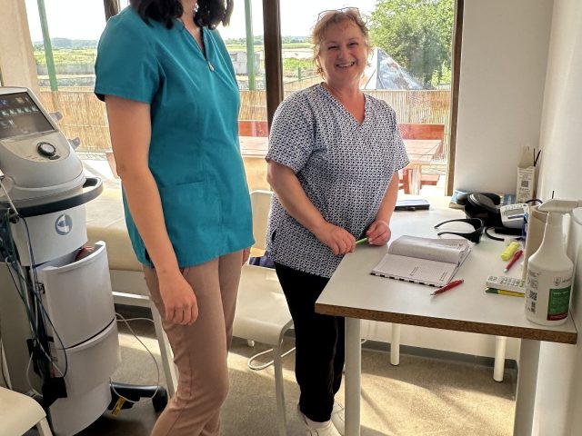 Dr. Badea Ioana, medic specialist Recuperare Medicală, împreună cu doamna Ionescu Daniela, fizioterapeut în cadrul Santa Clinic.