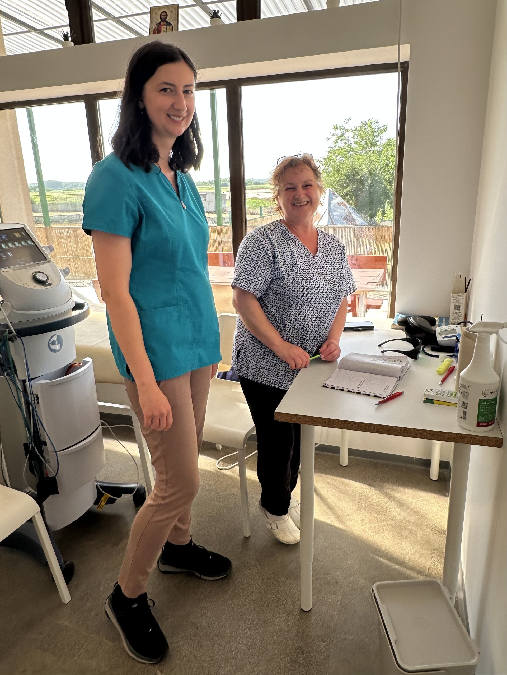Dr. Badea Ioana, medic specialist Recuperare Medicală, împreună cu doamna Ionescu Daniela, fizioterapeut în cadrul Santa Clinic.